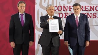 AMLO firma iniciativa para cancelar la reforma educativa