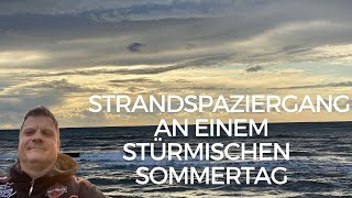 Strandspaziergang an einem stürmischen Sommertag in Dębina - Schönwalde