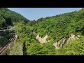 面白山高原駅を通過する仙台行きの快速列車と藤花の滝