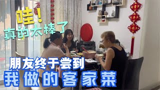 457Q：母女俩招呼朋友真热情，小秋做好多美食，半斤连碗都想吃下去