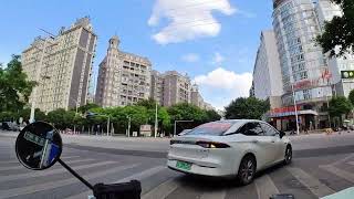 电动车视角看中国，一镜到底拍南宁，从章泰城B区到利海国际。Electric vehicle video looks at China’s urban construction