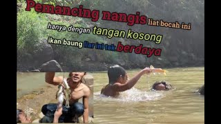 Keseruan menangkap ikan baung liar dengan tangan kosong, ditemani bocah ajaib