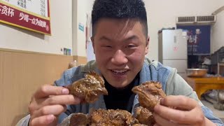 小强想吃鸡头了 去饭店直接包场 一口一个真过瘾 #美食vlog #好吃到停不下来 #鸡头