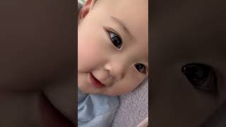 凌晨三点还精神抖擞的宝宝！A baby who is still full of energy at three o'clock in the morning!