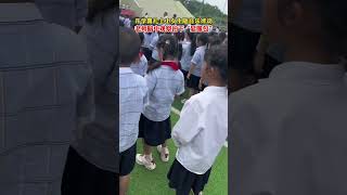 开学典礼上小女生随音乐律动，老师暗中观察拍下“显眼包”，网友：童年就应该这样😄 #开学季 #学生