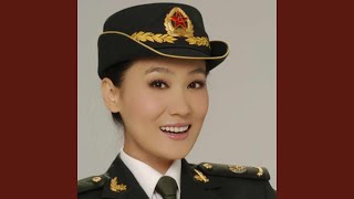 女兵走在大街上