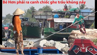 Em Hơn lái sà lan phải canh sà lan trấu khổng lồ qua cua gắt