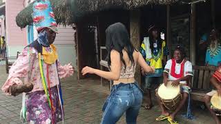 Ónice Flores bailando punta, Roatan, Honduras