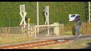 Person im Gleis und Bahnschranke übersprungen ☠✋ Danger at tracks in Germany