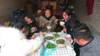 城里的妹妹回娘家，妈妈早起做好一桌农家菜，饭菜还是家里的最香