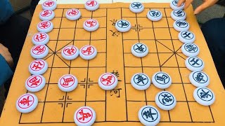 这盘象棋下的太激烈了，围观老大爷急的都快蹦起来了，真精彩啊