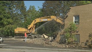 Crews demolish building in Youngstown following 4 fires