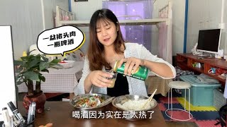 工地高温干活太热，食堂打份猪头肉再整瓶啤酒，秀秀一人吃过瘾了