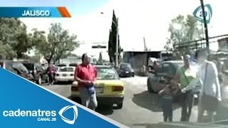 ¡¡¡ VIDEO!!! Taxista de Jalisco agrede a golpes a mujeres con niños