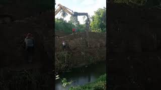 hydraulic excavator with vibro hammer installing heavy metal sheet pile #shorts