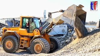 **Wheel Loader** VOLVO L110F Move Material from a Crusher, Wendlingen, Germany,  16.02.2017.