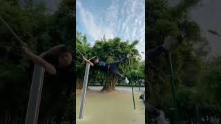 H o w Do Parkour mastersplayon The horizontalbar?