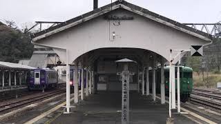 関西本線拓殖駅　キハ120系と113系との交換風景