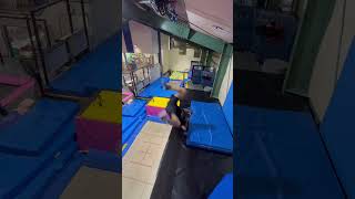 技練習してたら頭から刺さりかけました #運動 #parkour #パルクール #walltrampoline #trampoline #ウォールトランポリン #トランポリン #スポーツ #事故