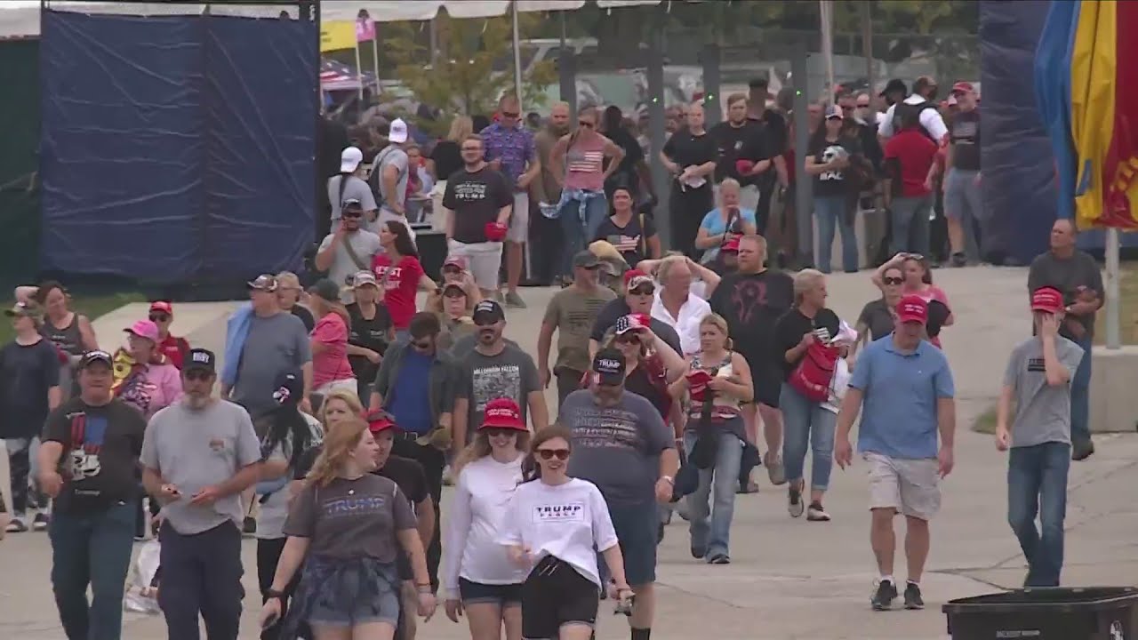 Donald Trump Holds Rally In Des Moines - YouTube