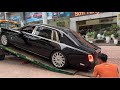 The new Rolls-Royce Phantom VIII has difficulty getting off the transport vehicle