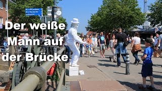 Passanten erschrecken Warnemünde - weisse Mann auf der Brücke