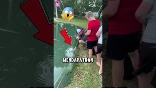 Begini Cara Menangkap ikan Pake Tangan Kosong😵‼️#shortvideo #shorts #fishing