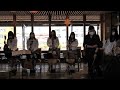 先生に心付けしようとするお婆さん 日田三隈高校 ギターマンドリン部 high school girl playing guitar