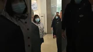 民间版：3月25日河南郑州女孩在实体店门口举牌子抵制HM被警察强制劝离