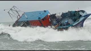 Kerala kadal alaiyil maatikonda boat😱 5 people were dead 😱