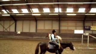 Liselotte en vriendinnen op de manege (4).AVI