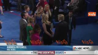 Trump bacia la moglie alla fine del dibattito TV con Hillary