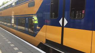 De Intercity DDZ vertrekt van station Rotterdam-Alexander