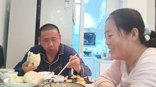 老公为了让媳妇貌美如花加班搬砖，为了省几块钱饿肚子，媳妇心疼