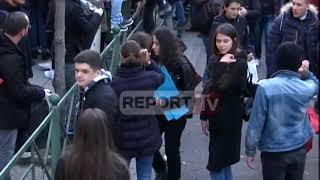 Fotolajm/ Studentët pastrojnë vendin nga mbeturinat në mbyllje të protestës