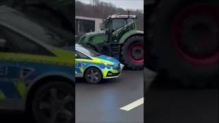 Traktor durchbricht Polizei-Sperre. bauern proteste #fpolizei  #politics  #police