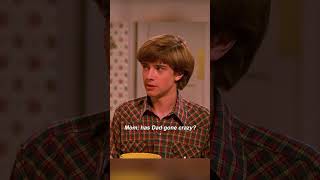 Kitty can’t believe Red fixed the table #shortvideo #tvshow #funny#that70sshow