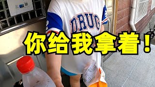 小姐姐：你拿着！外卖小哥：这感觉还挺不错的！【皮皮皮卡乒】