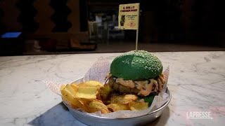 L'hamburger di grillo arriva a Milano e i clienti lo promuovono