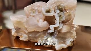 一块新疆哈密彩泥石画面石与一块玛瑙花蝴蝶不同的艺术形式美奇石