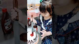 4살공주님이솜 아빠생일케익만드는중 평소와달리 신중하고침착함👍