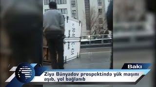 Ziya Bünyadov prospektində qəza nəticəsində yük maşını aşıb, yol bağlanıb