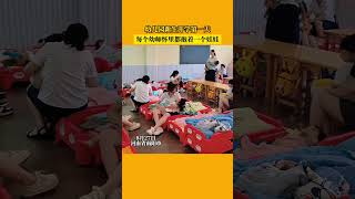 幼儿园新生开学第一天，每个幼师怀里都抱着一个娃娃。