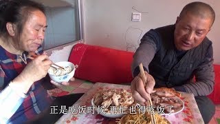 【農民大黑】一盤鹵豬頭肉，一盤扒雞，配上棉花糖烙餅，大黑吃的那叫一個香！