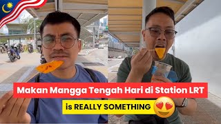 Makan Mangga Saat Tengah Hari di Depan Station LRT Malaysia