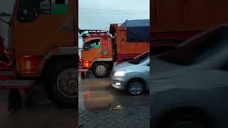 Pantau Truck orange sedang dijalur basah abis ujan