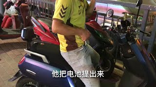 外卖哥不好好送外卖，天天倒卖同事二手电动车，原来那么赚钱啊！网友：我看他就是个二手贩子，