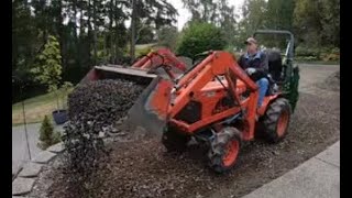 Graveling the Driveway with the Kubota B7100 With A Kubota 1630 Loader