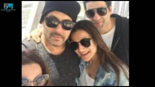 Salman Khan WEIRD Selfie With Ameesha Patel