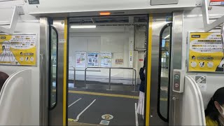 「ついにワンマン化開始！」鶴見線E131系ドア閉めるシーン〜鶴見駅にて